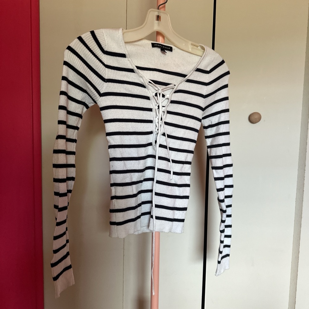 Kendall & Kylie Black and White Fitted Tie Front Blouse